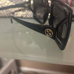 GUCCI OVERSIZED BLK Like new 