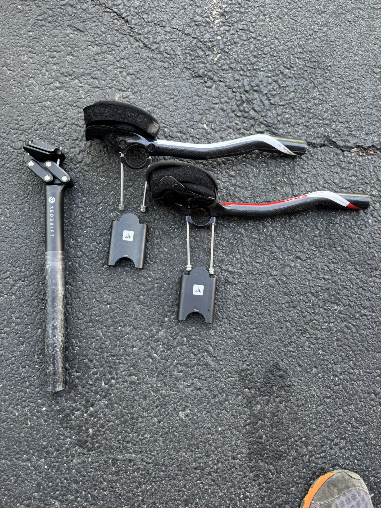 Redshift Triathlon Seatpost And Carbon Aerobars With Risers
