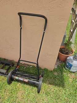 Manual push lawnmower and motorcycle jack