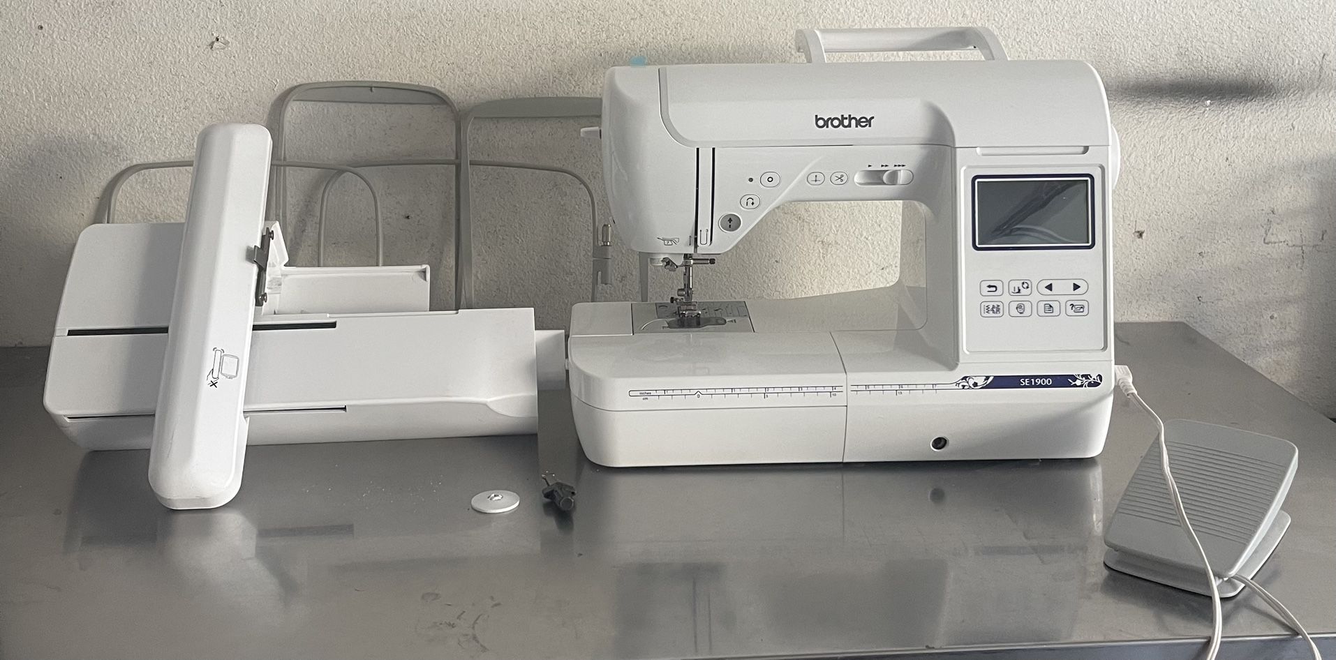 Brother SE1900: Embroidery and Sewing Machine Like New