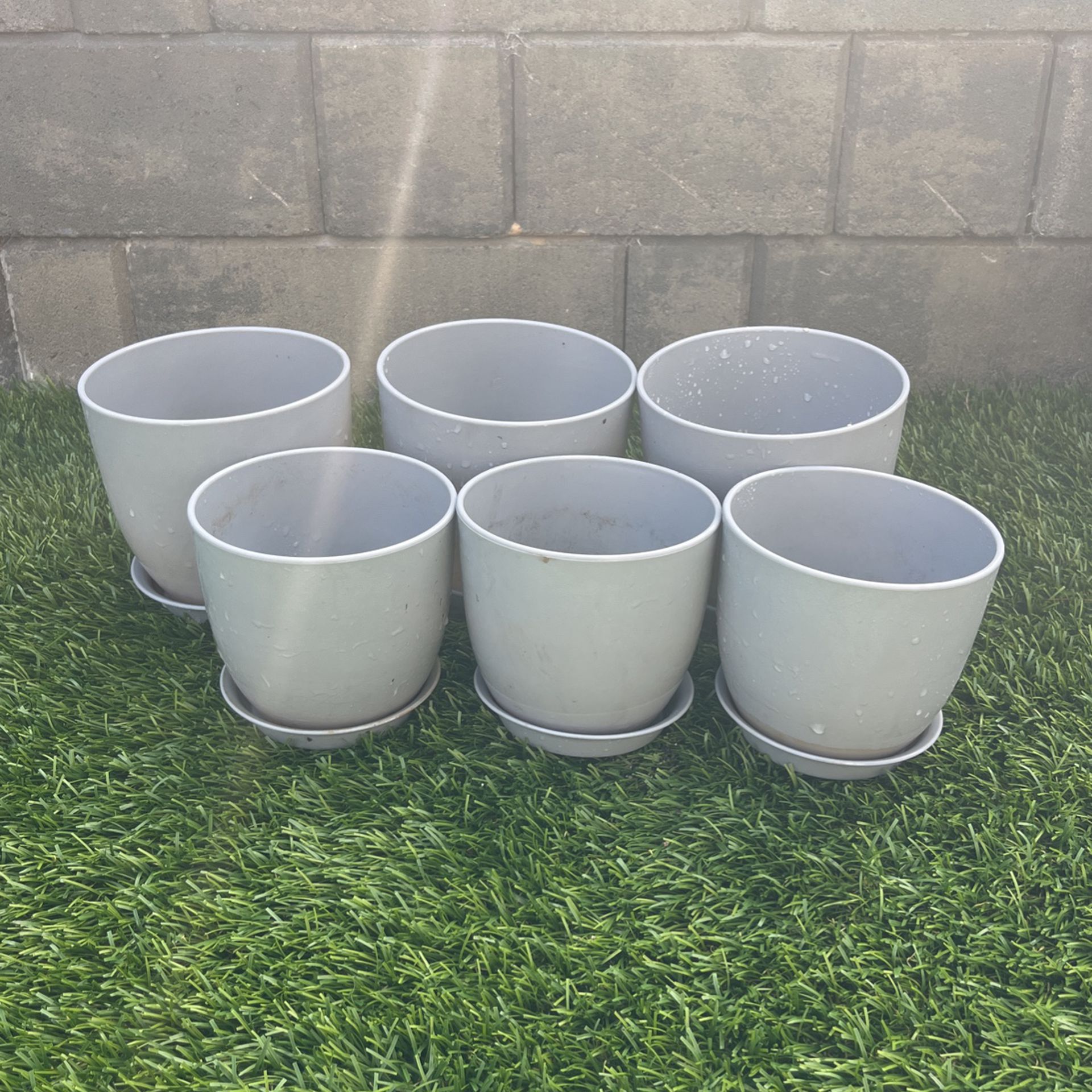 Plastic 6 Inch And 5 Inch Pots With Drainage Hole And Saucer