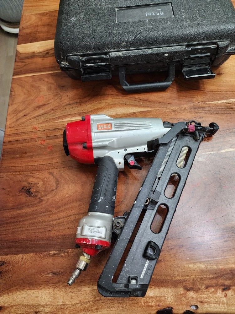 MAX NF665A/15 15-Gauge Angled Finish Nailer with Carrying Case - Used