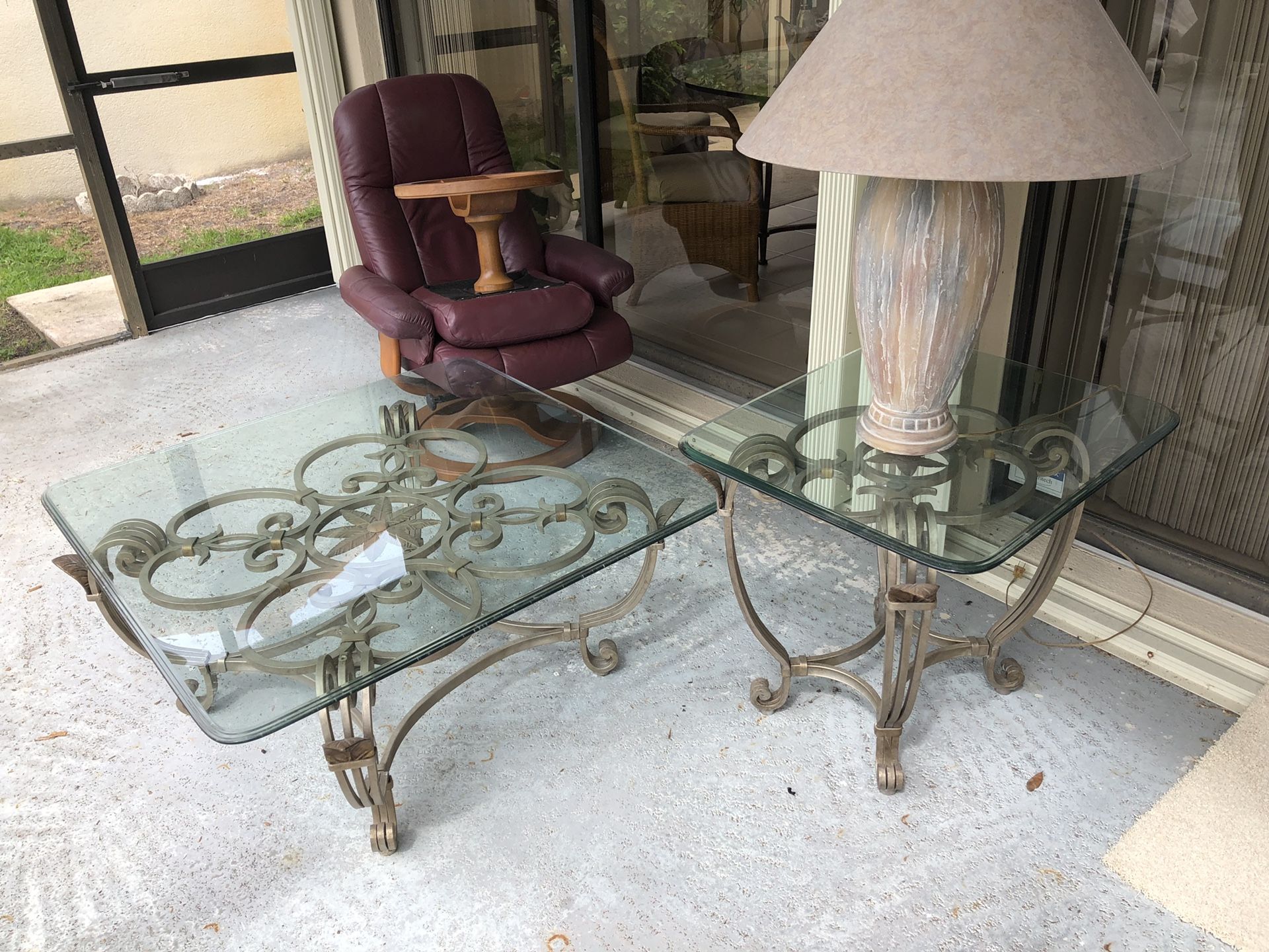 Gorgeous coffee table and end table set w/lamp