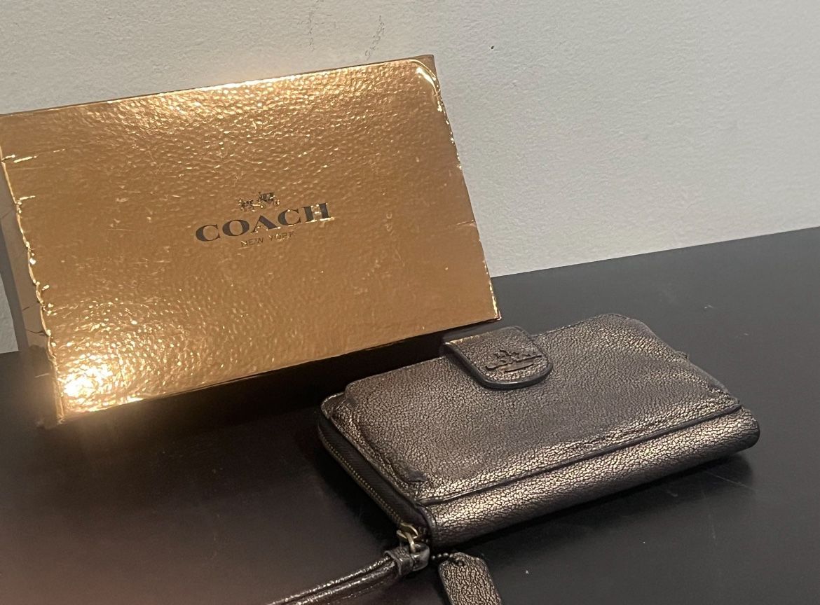 Authentic Metallic COACH Wristlet Wallet Lknew