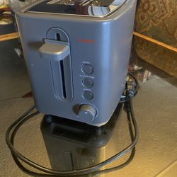 3slice toaster hardly used 15 obo 702/(contact info removed) Ronnie