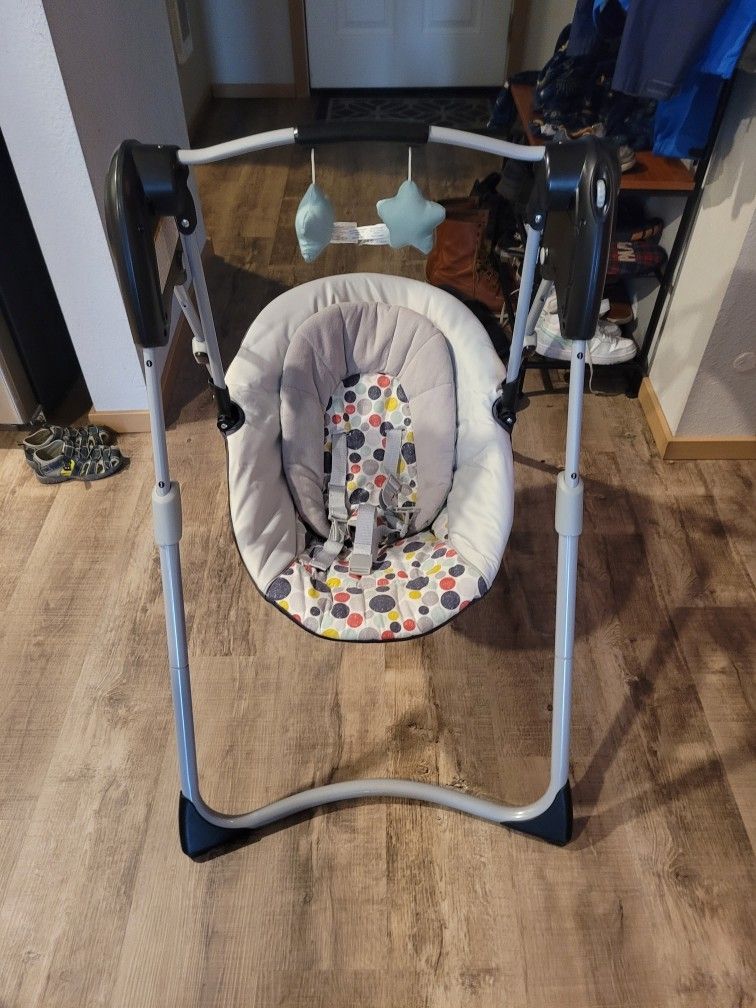 Graco Slim Spaces Compact Baby Swing