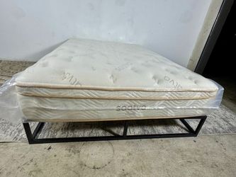 LIKE NEW! Queen Saatva Classic Plush Mattress - Delivery Available 
