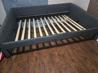 Full size day bed with twin trundle bed