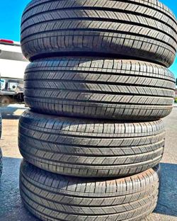 225 60 18 Michelin Tires Con 80% de Vida Las 4
