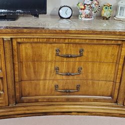 Ethan Allen French Country Manor - Style : Triple Dresser

80x31x22 