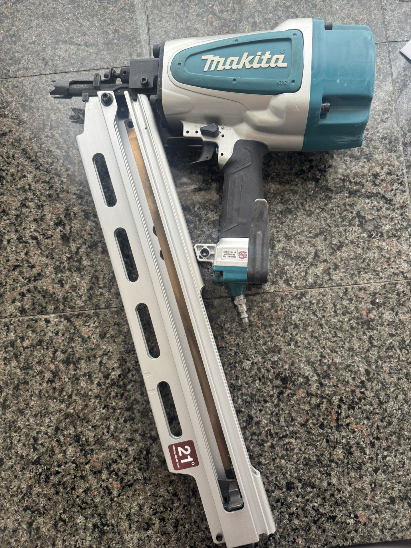Makita AN924 21º Full Round Head 3-1/2" Framing Nailer Reconditioned