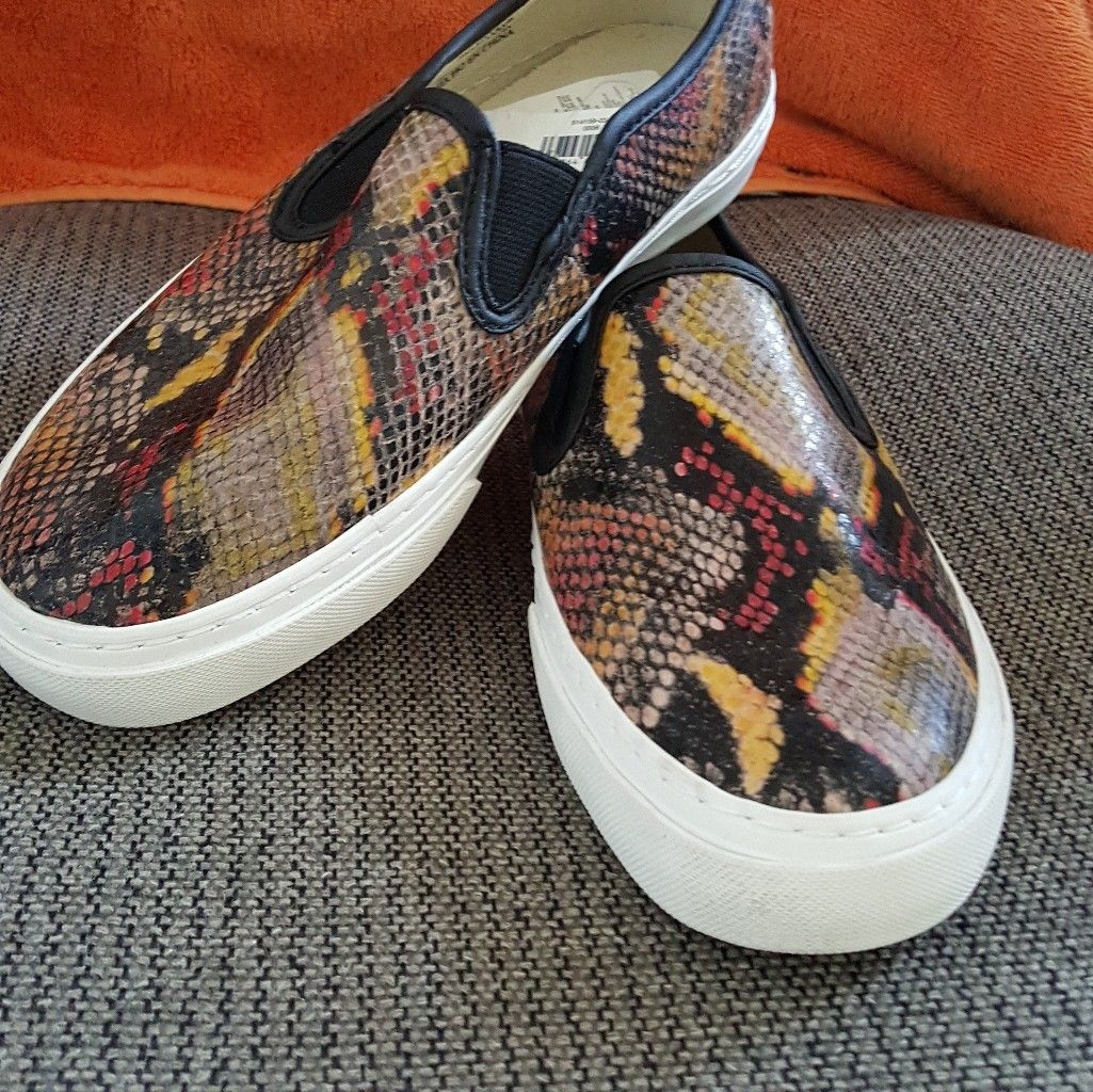 NEW Gap leathet slipon loafers size 6.