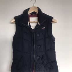 Hollister winter vest pre owned size M color in navy blue