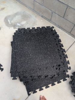 Interlocking flecked rubber gym floor tiles (corner to puzzle) ×18