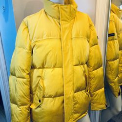CALVIN KLEIN MENS (L) BRAND NEW UNUSED LIGHT WIEGHT PUFFED INSULATED SPRING JACKET CANARY YELLOW inside Zippered Pocket