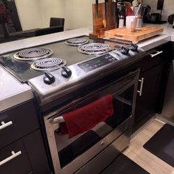 GE 30 INCH SLIDE-IN ELECTRIC RANGE COIL BURNERS 2 LARGE 2 SMALL HI-LO BROIL SETTING SELF CLEANING OVEN LOCATED IN LYNNWOOD 98036