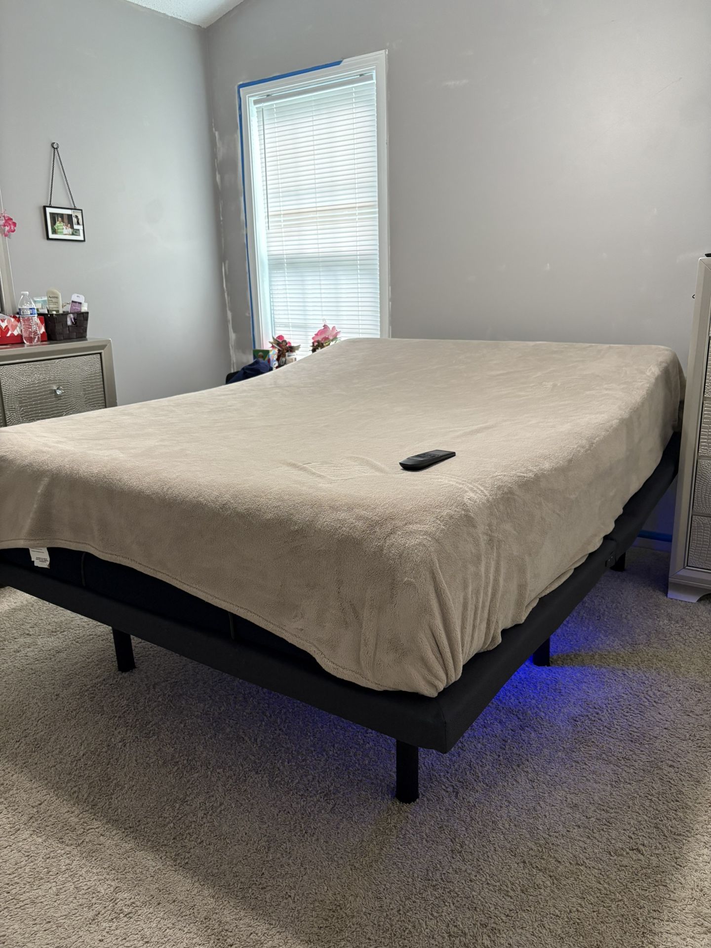 Queen Size Adjustable Base.