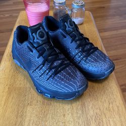 ALMOST NEW CONDITION NIKE KDs Size 6.5Y