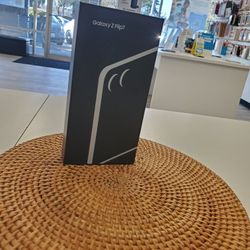 Samsung Galaxy Z Flip 7 (Unlocked) - Brand New 