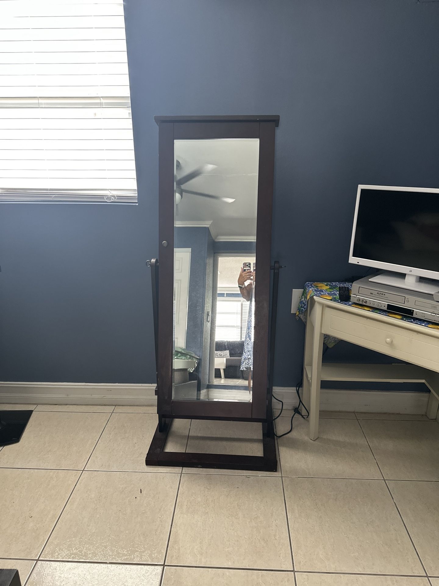 Beautiful Standing Mirror/jewelry Cabinet