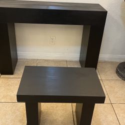 Modern console and corner table made of solid wood, black, clean, and in very good condition.  It will bring elegance to your home. $220  Consola y me