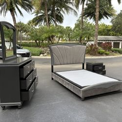 Beautiful Bedroom Set Queen Size Solid Wood Dark Gray Color In Excellent Condition By Crown Mark