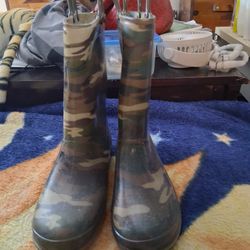 Kids Camo Rain Boots with Easy-Pull Handles – Size 4