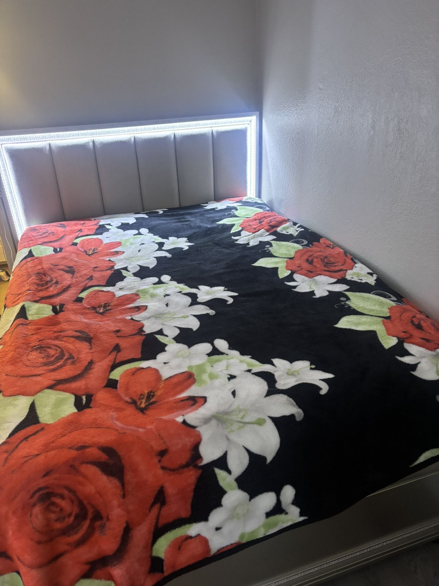 ✨ LED Bedroom Set – Queen Size – Like New! ✨ USB + Plug-In Ports • Mattress & Box Spring Included • Must Go ASAP