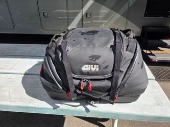 GIVI XL08 X-Line soft top case with Monokey attachment system