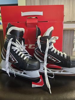 CCM jet speed FT440 YT ice skates. size 13Y. NIB