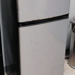 Refrigerator/Freezer Magic Chef model MCBR402S