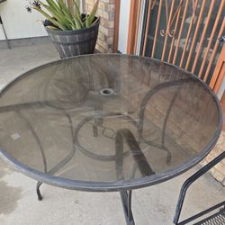 Round Metal Glass outdoors table with hole for umbrella. Only.  No chairs.

Pickup East side El Paso by Lee Trevino and Pelicano 

Mesa redonda de met