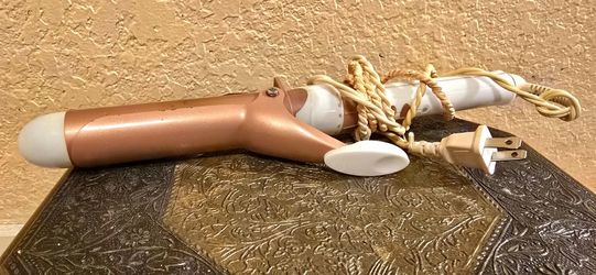 **** CONAIR CURLING IRON ****