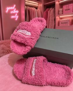 Balenciaga Pink Fuzzy Slides w/ Box 💕 Luxury Cozy Slippers