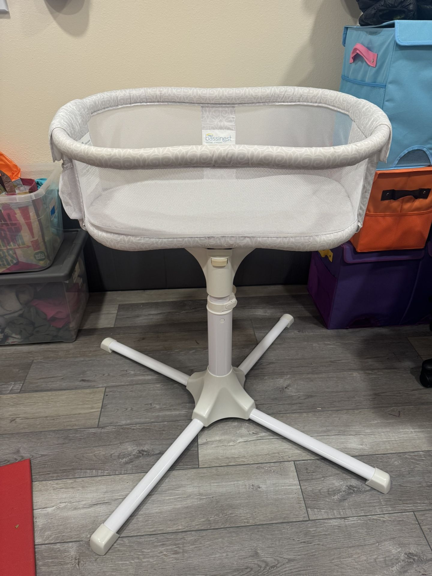 HALO Bassinest Swivel Sleeper And Sheets