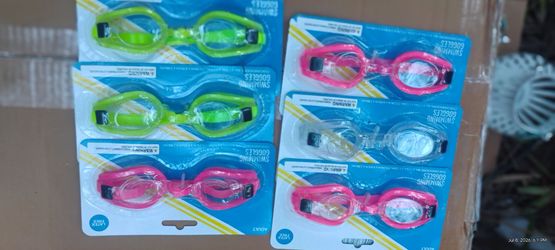Swimming goggles