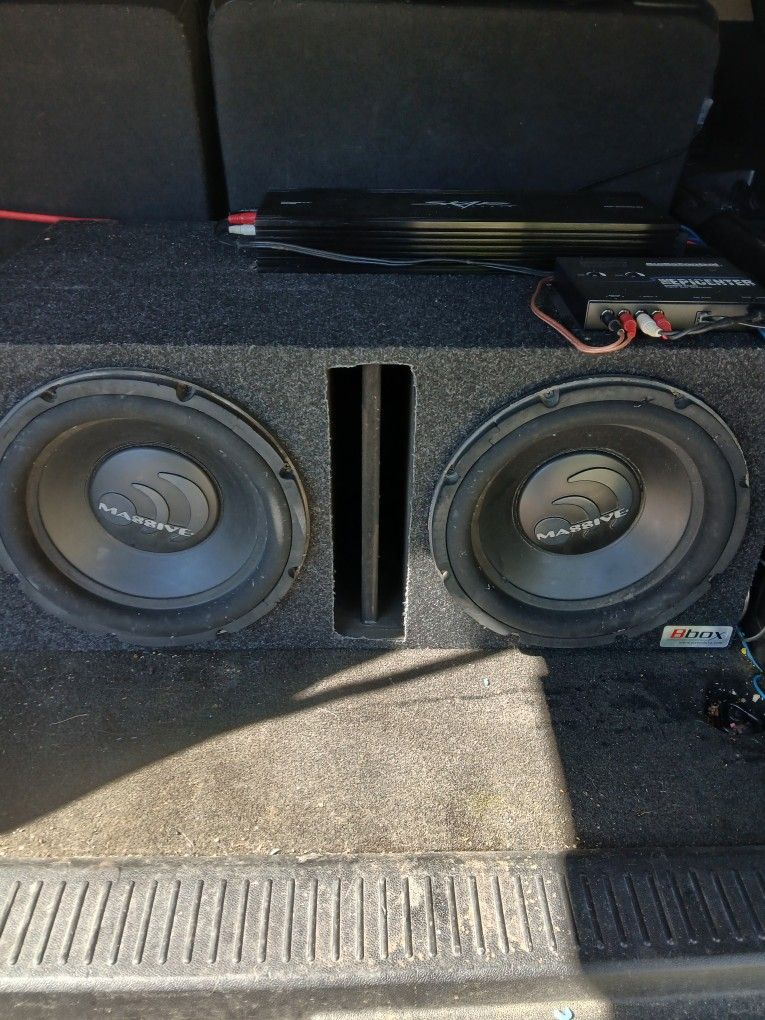 2 12s Massive Audio With 2000 Watt Amp And Epicenter
