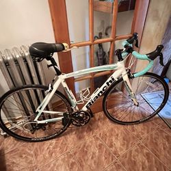 Carbon Fiber Men’s 53cm Road Bike Bianchi Via Nirone 7, carbon fork, Shimano Sora, 9-speed, excellent condition, w/ Upgraded Gatorskin Tires