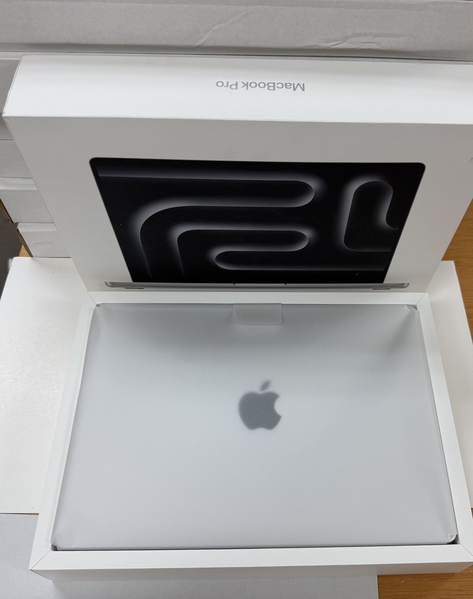Macbook Pro 14" 2024 M4 / / 512GB