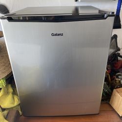 Mini Fridge Galanz- Quality Fridge 