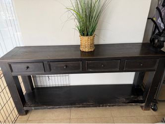 Entrance table