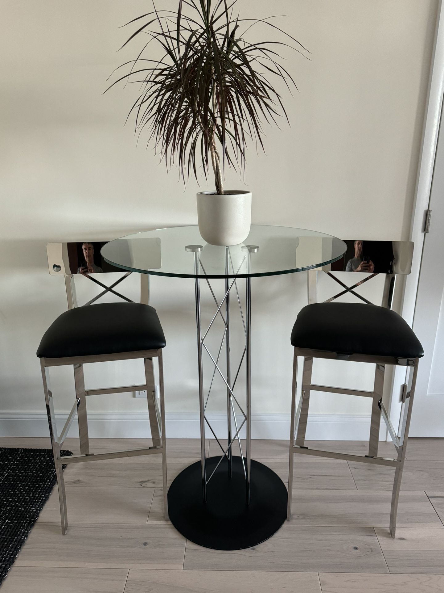 Beautiful counter height Table with 2 Safavieh stools