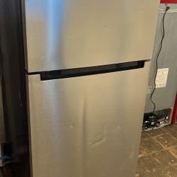 Vissani MDTF18SSR 18 cu. ft. Top Freezer Refrigerator KRB