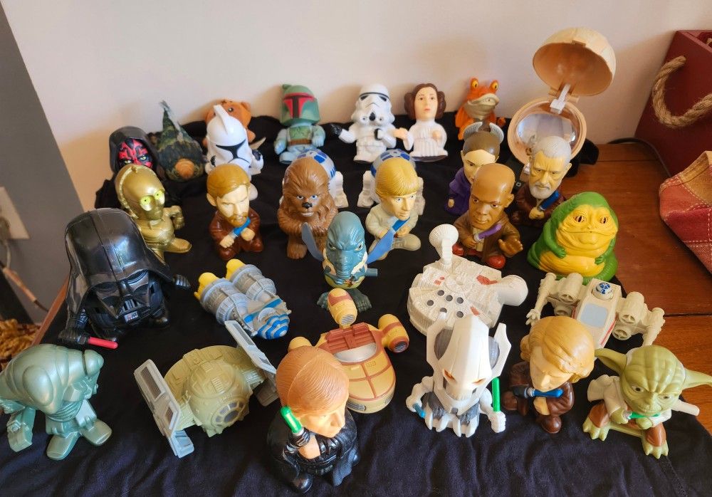 Star Wars Figurine Action Figure Collectors Toy Lot, Burger King 2005 - 32 toys