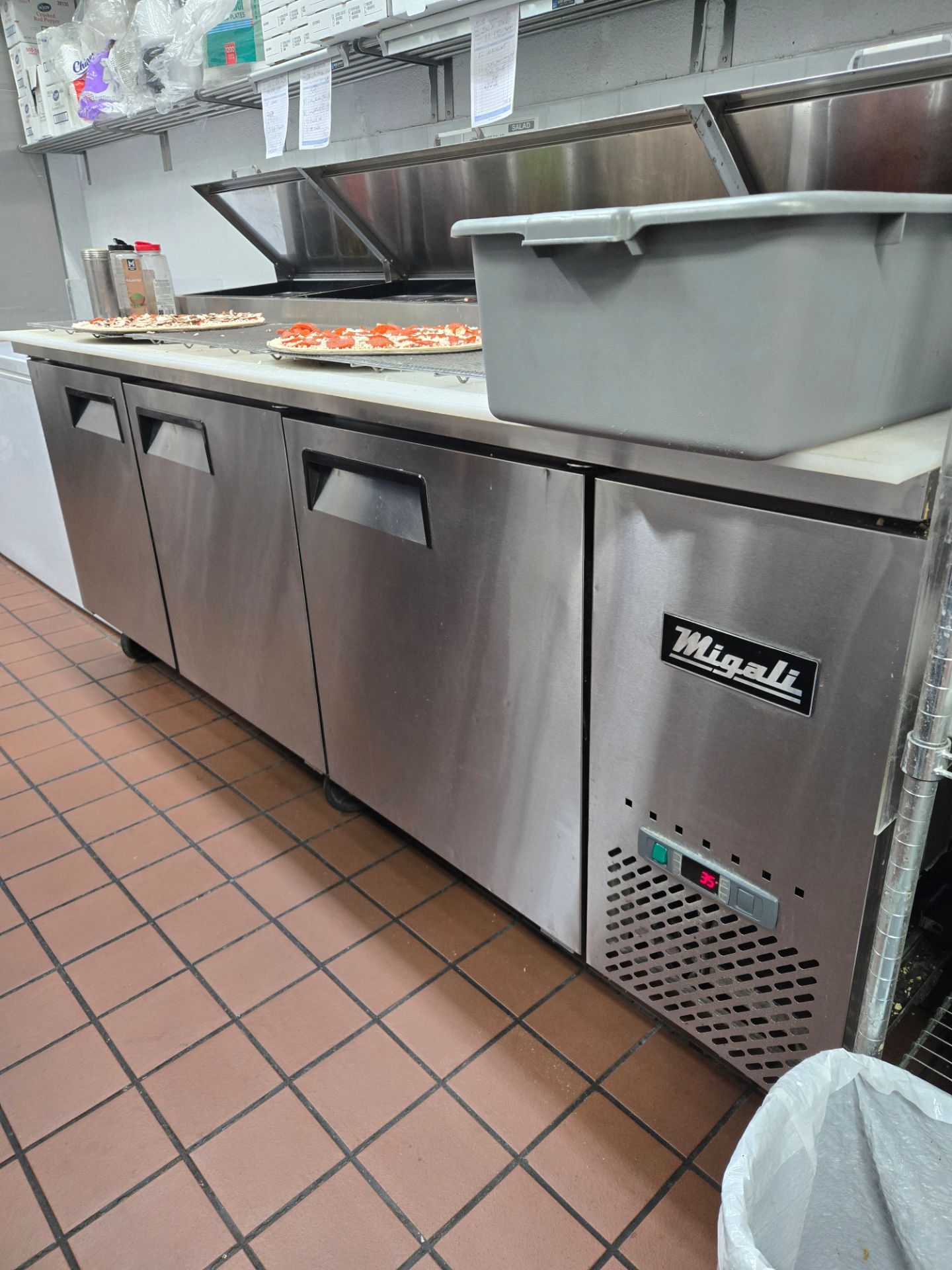 Pizza prep table