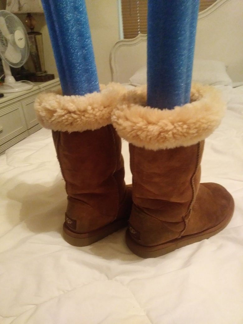 Boots, Uggs size W6