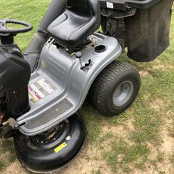 Like New Craftsman T1000. 42 Inch Riding Mower Lawn Tractor 