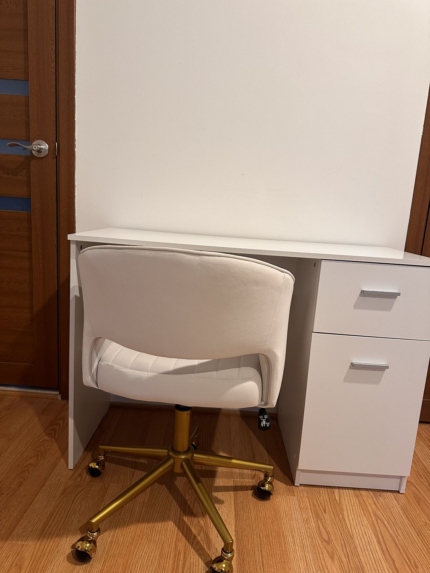 White desk & chair 