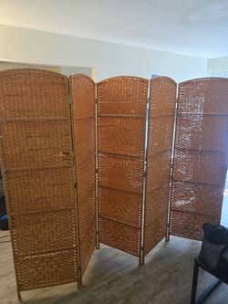 NICE GENTLY USED 6 PANEL ROOM DIVIDER