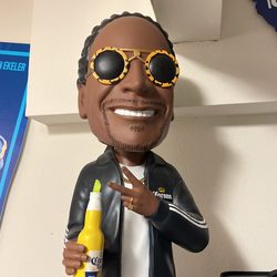 Snoop Corona Statue 